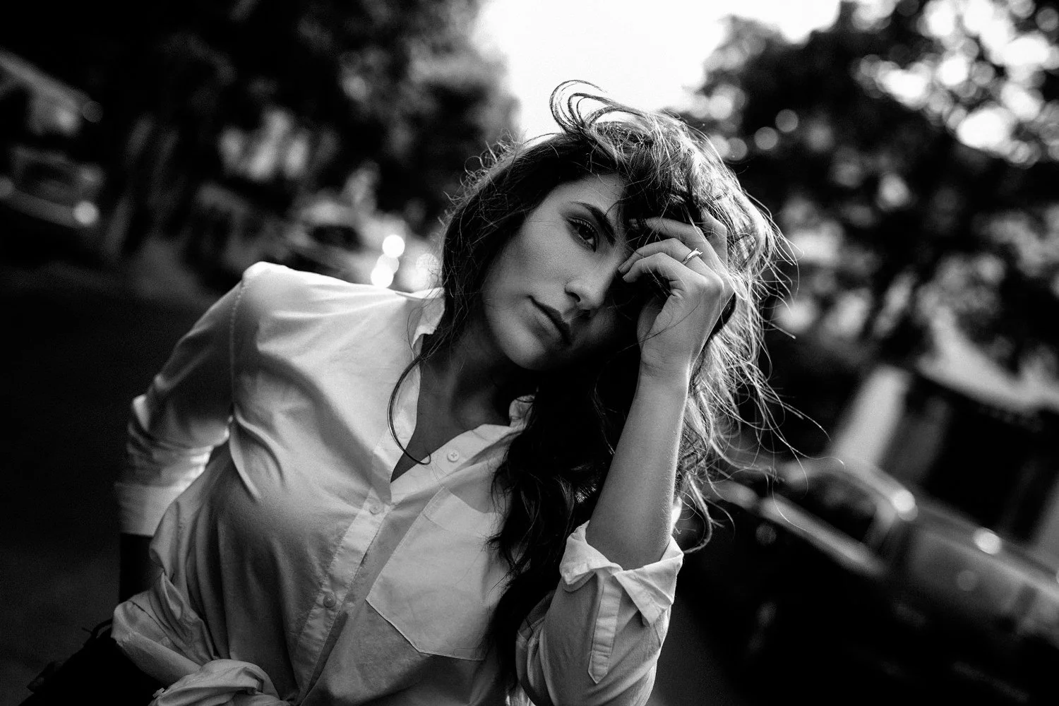 Portrait einer Frau mit lockigen Haaren auf der strasse in Darmstadt – Schwarz-Weiß von pixelfeder