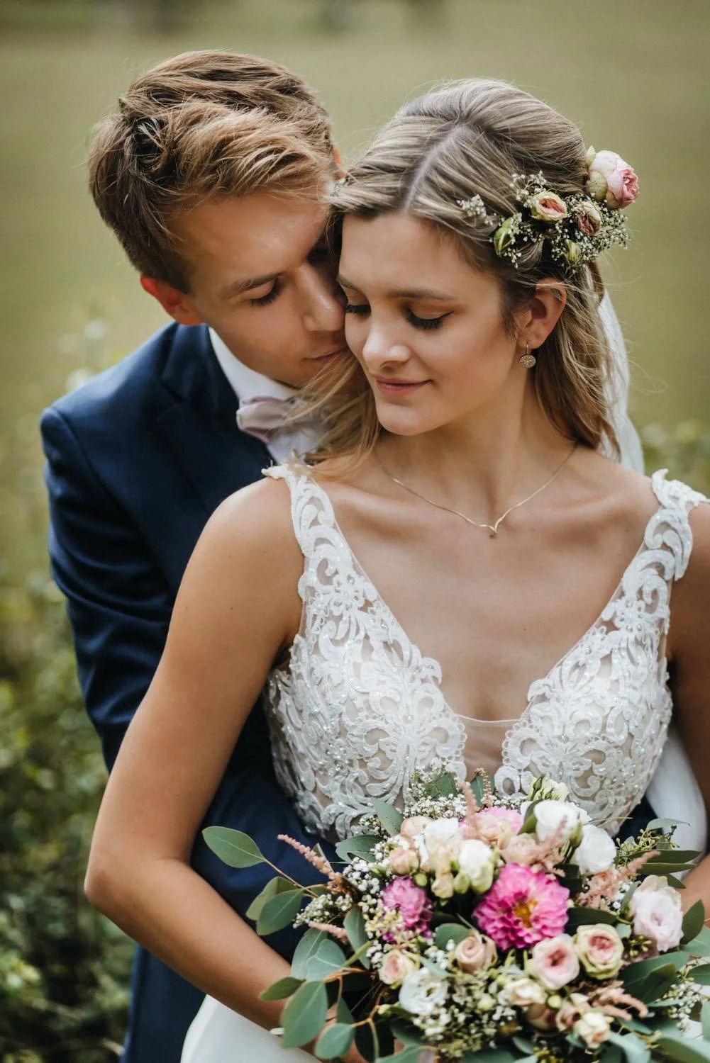 Ein Brautpaar beim paarshooting der Bräutigam in einem dunklen Anzug umarmt sie von hinten in Darmstadt – von pixelfeder