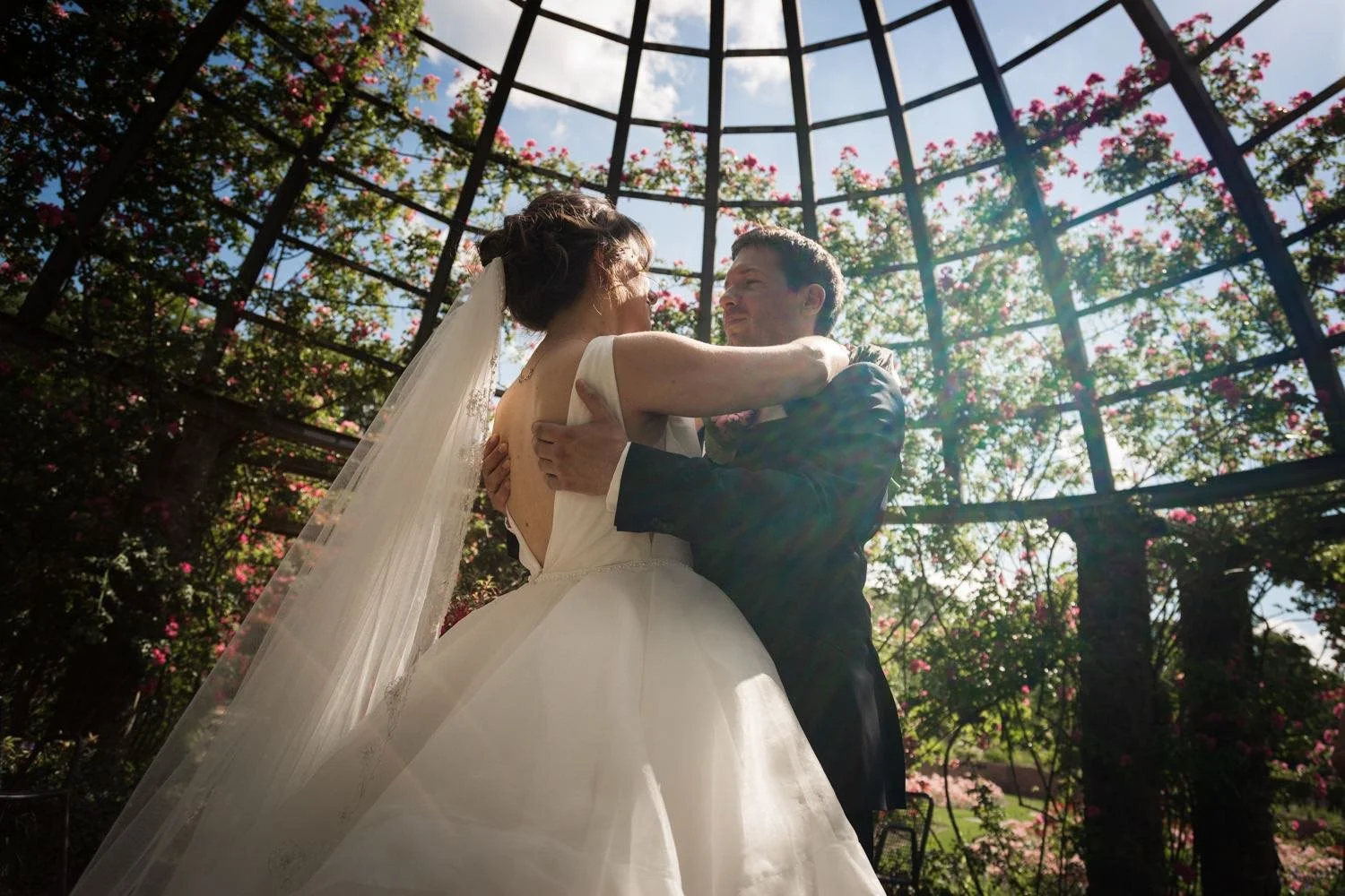 Ein Brautpaar tanzt an der rosenhöhe im Freien bei Sonnenlicht in Darmstadt – von pixelfeder