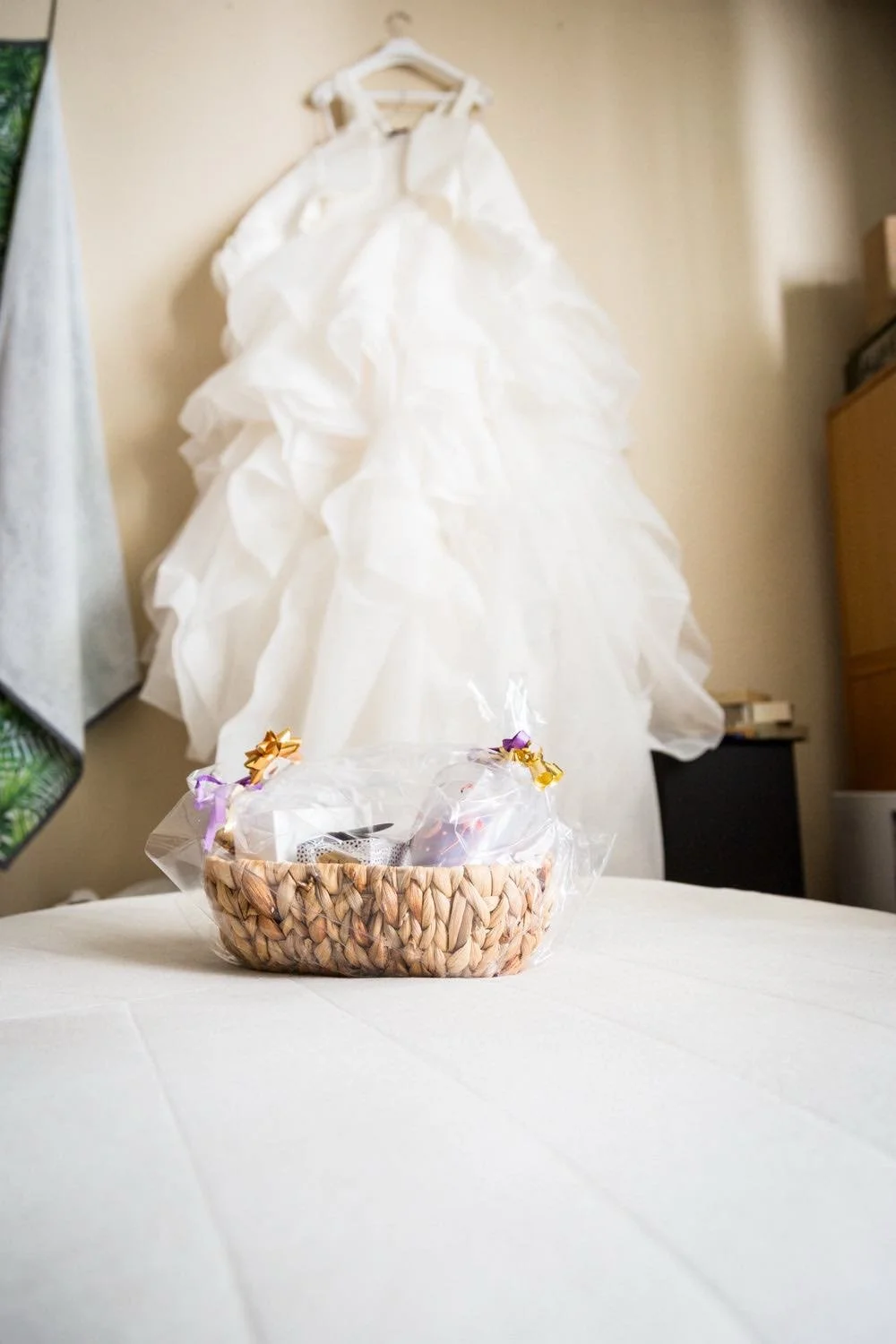 Getting Ready – Brautkleid mit Geschenkkorb am Kleiderbügel in Darmstadt – von pixelfeder