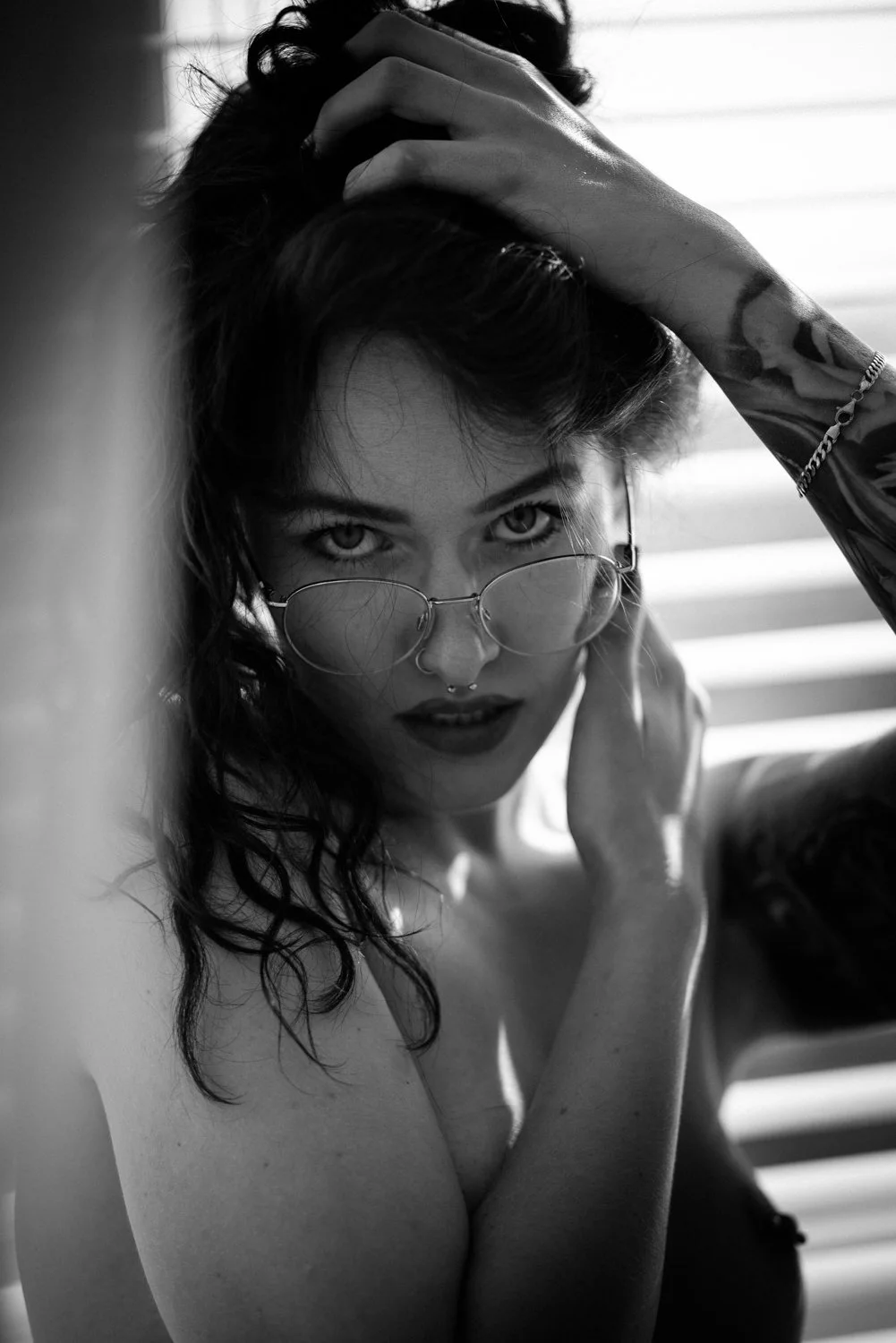 Boudoir Shooting von einer Frau mit lockigen Haaren im Studio mit Tattoos in Darmstadt – Schwarz-Weiß von pixelfeder