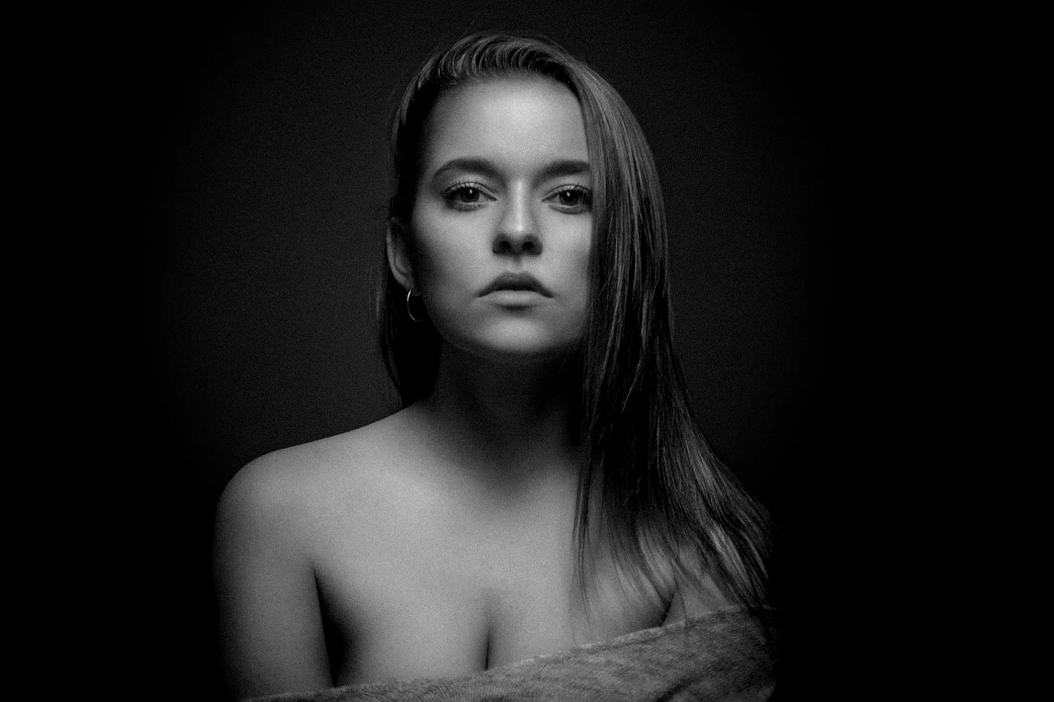 Portrait einer Frau im Studio mit Blick in die Kamera in Darmstadt – Schwarz-Weiß von pixelfeder