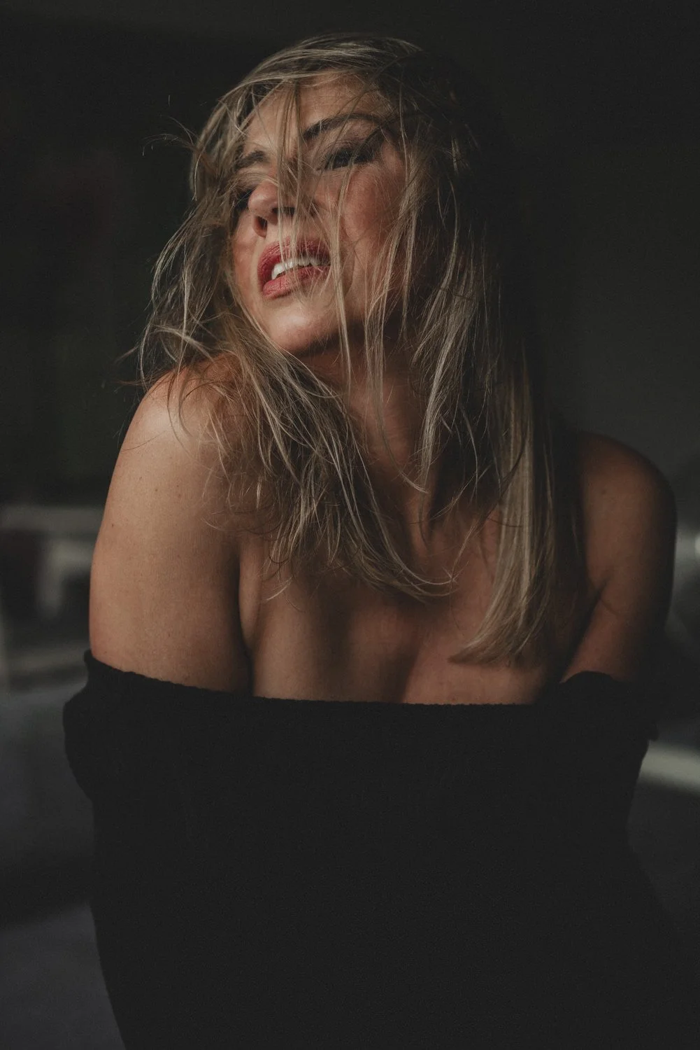 Portrait einer Frau mit mittellangen, dunkelblonden Haaren vor dem fenster in in Frankfurt – von pixelfeder