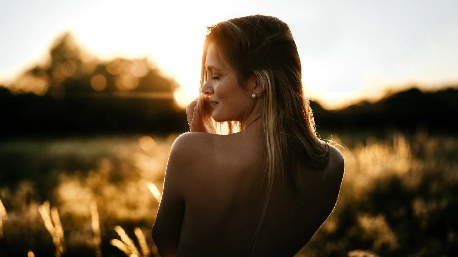 Sinnliches Portrait einer jungen Frau mit langen, blonden Haaren Rückenfrei von hinten – von pixelfeder