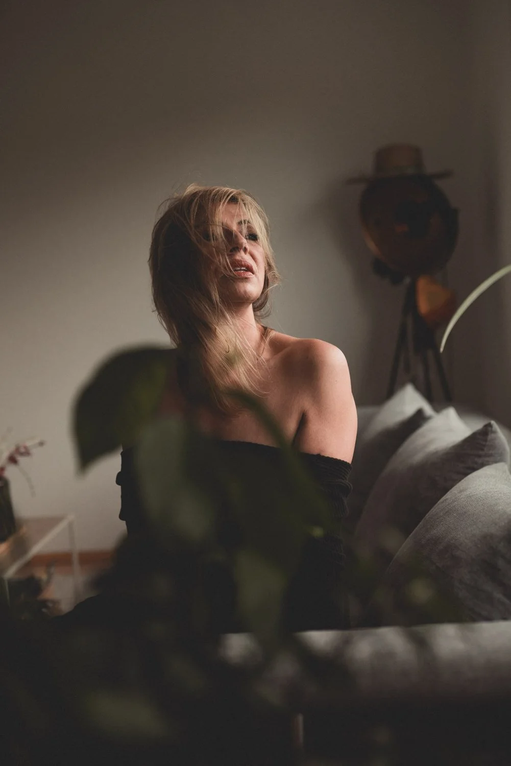 Portrait einer Frau mit mittellangen, dunkelblonden Haaren beim Homeshooting auf einer couch in Frankfurt – von pixelfeder