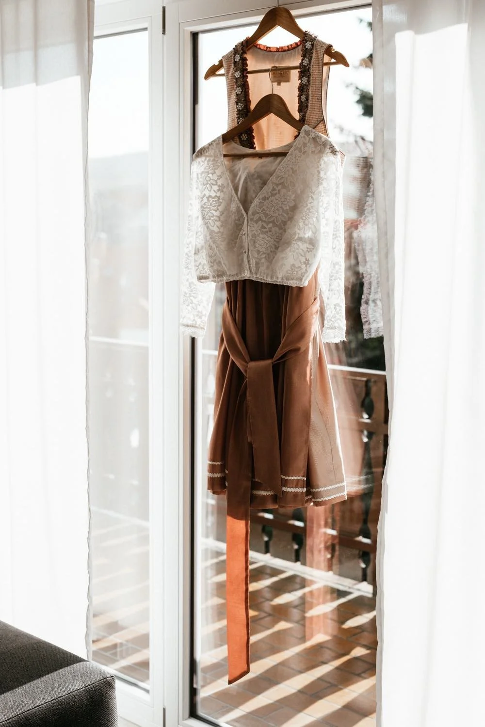 Hochzeitskleidung hängt an einem Balkongeländer vor einem Balkon im Freien in Darmstadt – von pixelfeder