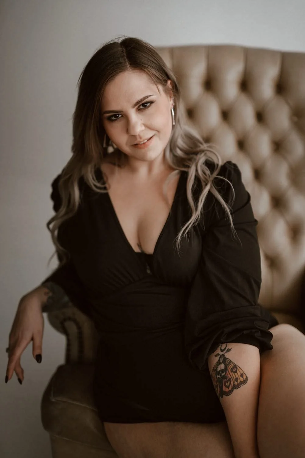 Boudoir Shooting von einer jungen Frau in einem Bodysuit im Studio auf dem Boden sitzend in Frankfurt – von pixelfeder