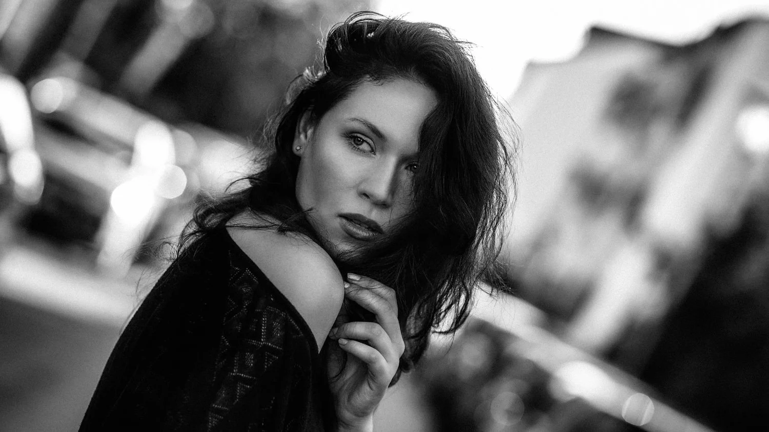 Portrait eines Models mit schulterfreiem Oberteil mit Blick in die Kamera in Darmstadt – Schwarz-Weiß von pixelfeder