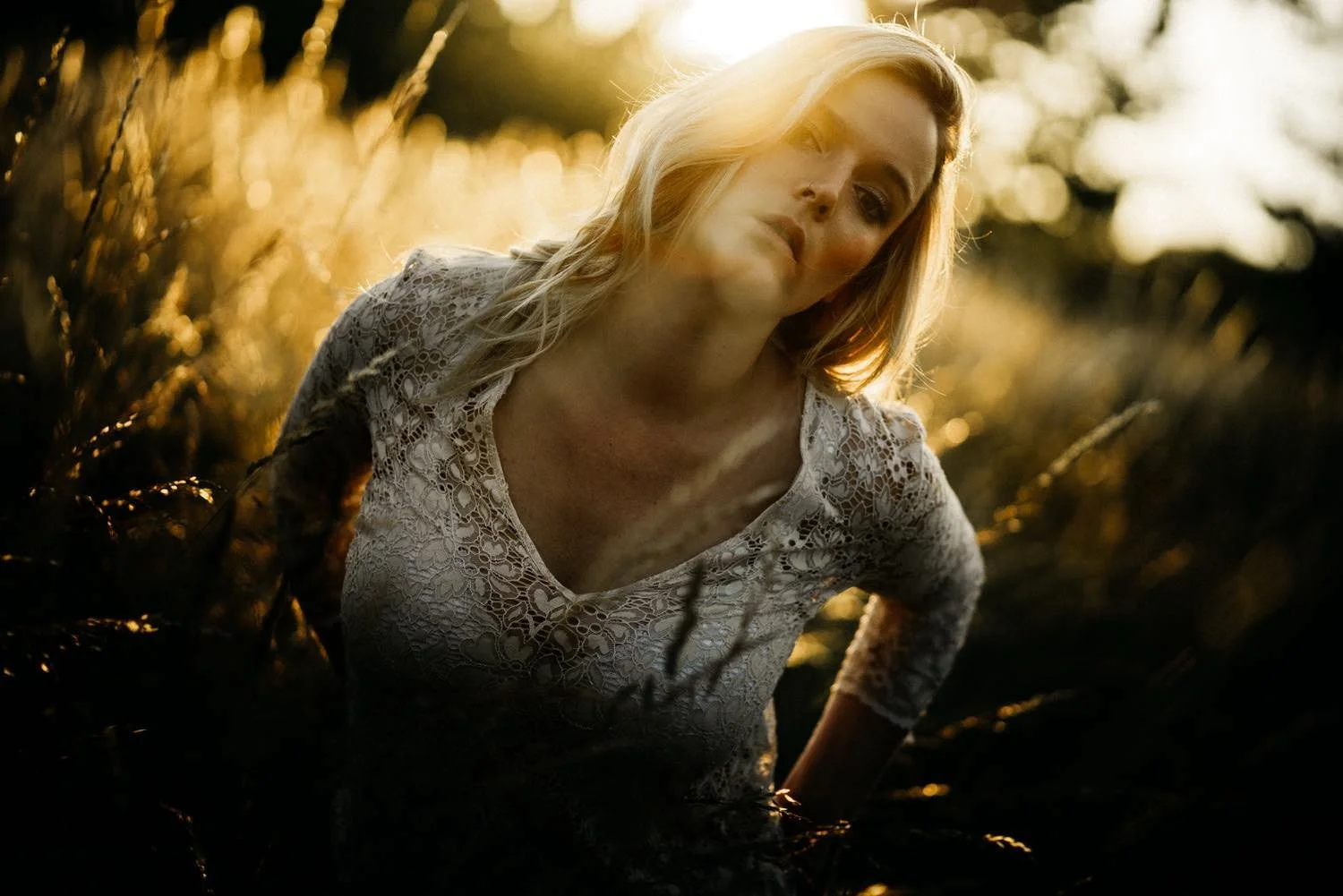 Portrait einer Frau in einer Bluse bei Sonnenuntergang auf dem Boden sitzend – von pixelfeder