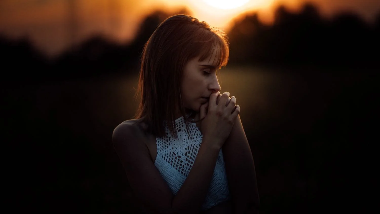 Portrait einer jungen Frau bei Sonnenuntergang mit Blick zur Seite in Darmstadt – von pixelfeder