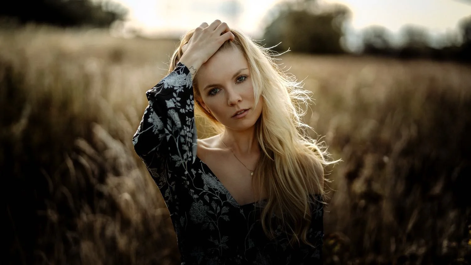 Portrait einer jungen Frau mit blonden Haaren in einem Kleid Outdoor mit Blumen in Darmstadt – von pixelfeder