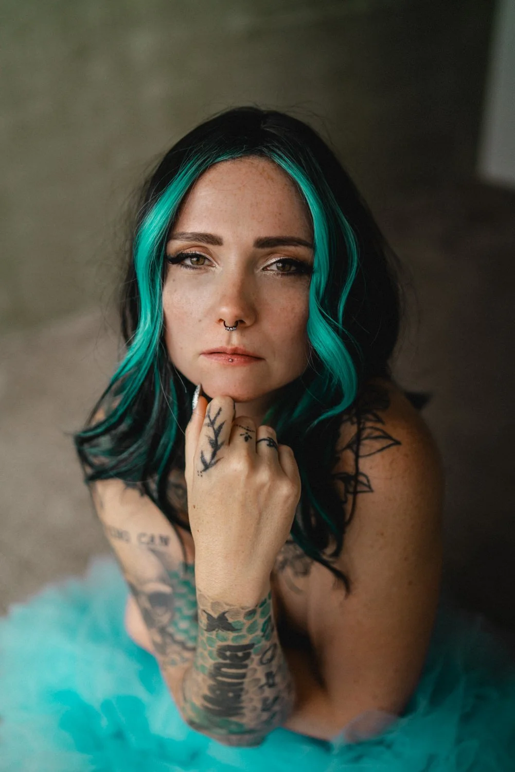 Sinnliches Portrait einer Frau mit schwarzen, grünen Haaren in einem Tüllrock im Studio in Frankfurt – von pixelfeder