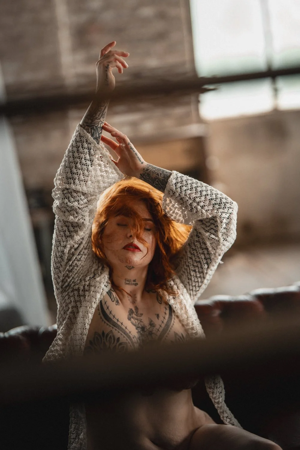 Boudoir Shooting von einer jungen Frau in Dessous und in einem Durchbrochenen kleid im Studio in Witten – von pixelfeder