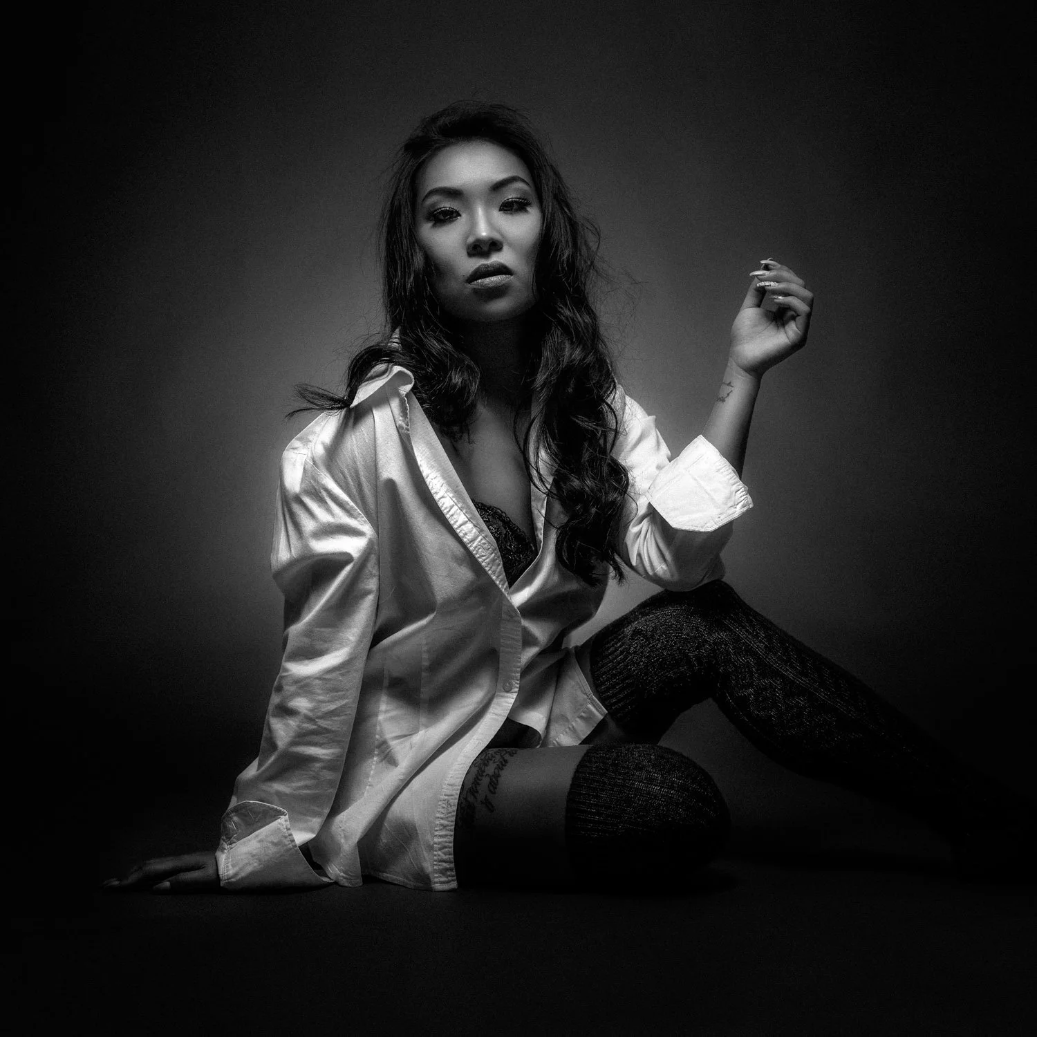 Portrait einer Frau im Studio auf dem Boden sitzend in Darmstadt – Schwarz-Weiß von pixelfeder