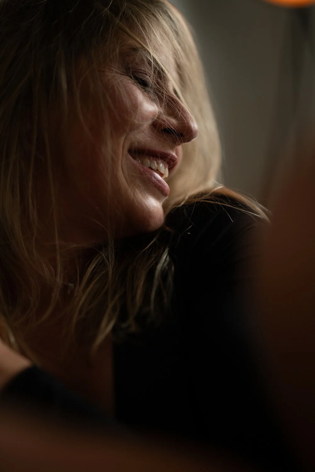 Close-Up einer Frau beim Homeshooting vor dem fenster auf einer couch in Frankfurt – von pixelfeder