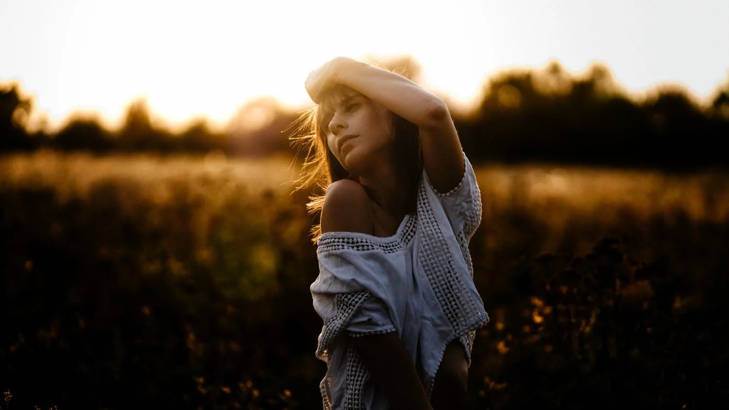 Portrait einer jungen Frau Outdoor bei Sonnenuntergang stehend mit verträumtem Blick in Darmstadt – von pixelfeder