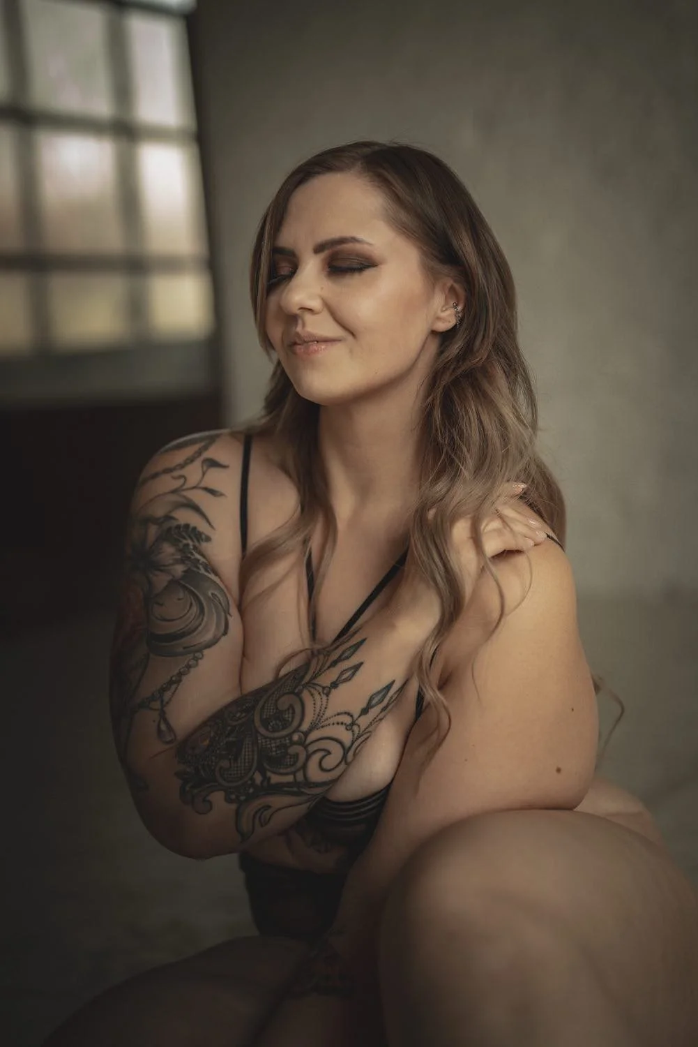 Boudoir Shooting von einer Frau im Studio mit sinnlichem blíck in witten – von pixelfeder