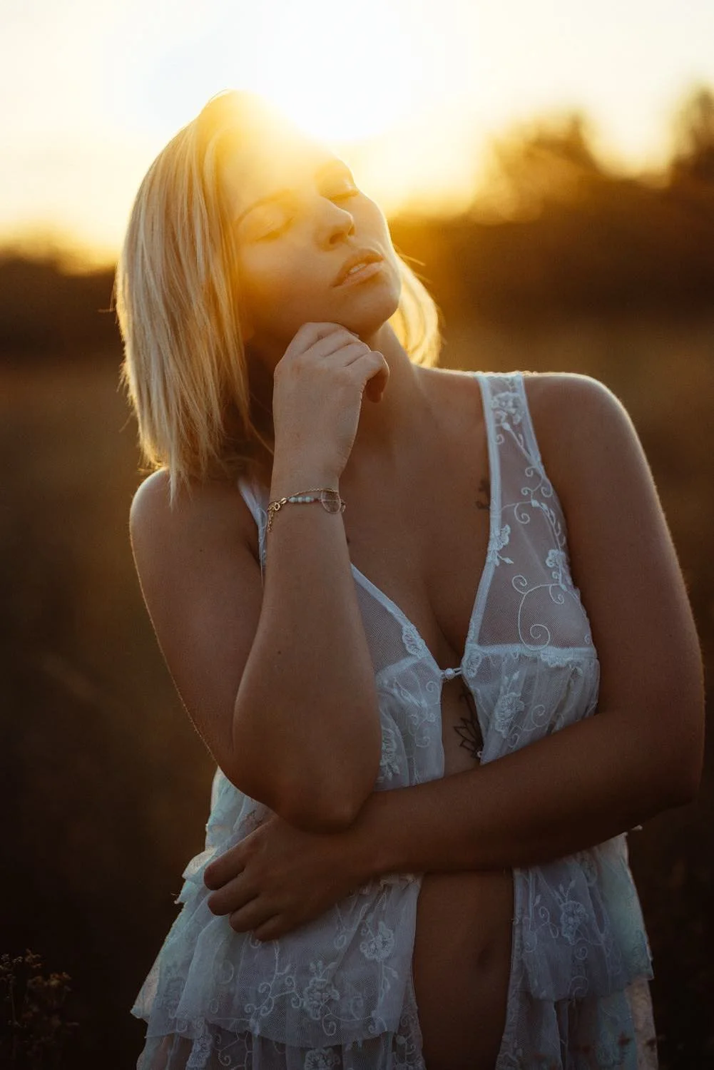 Sinnliches Portrait einer Frau mit kurzen, blonden, weißen Haaren bei Sonnenuntergang in Darmstadt – von pixelfeder