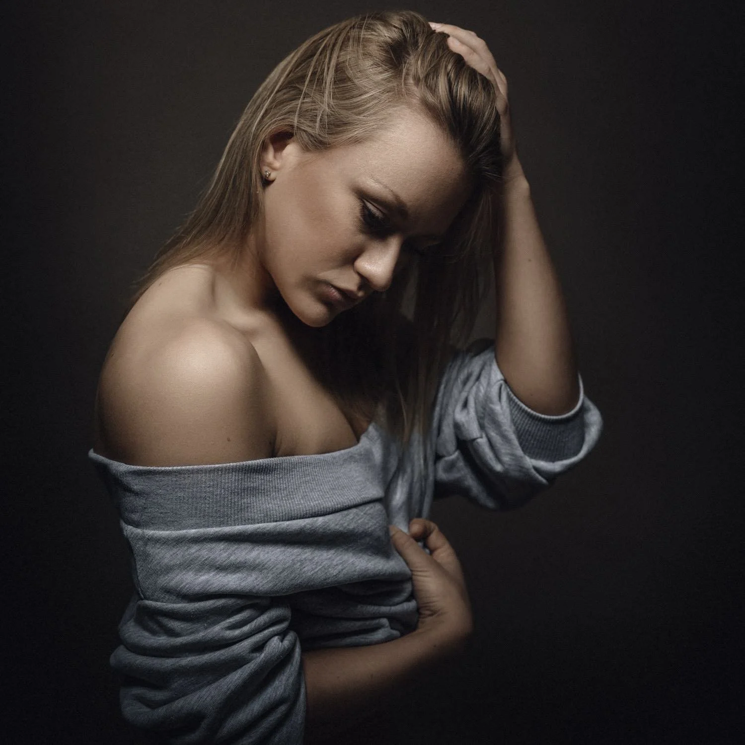 Portrait einer Frau in einem Grauen Sweatshirt im Studio mit verträumtem Blick in Darmstadt – von pixelfeder