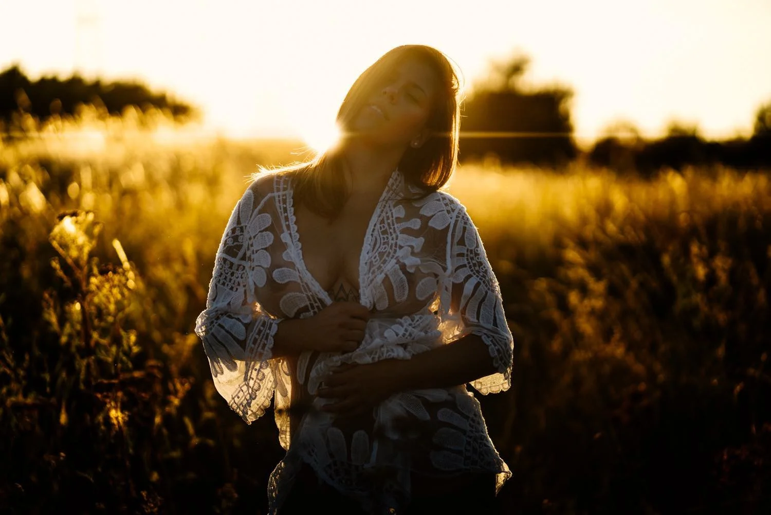 Sinnliches Portrait einer Frau mit mittellangen, hellbraunen Haaren in einem Kleid bei Sonnenuntergang – von pixelfeder
