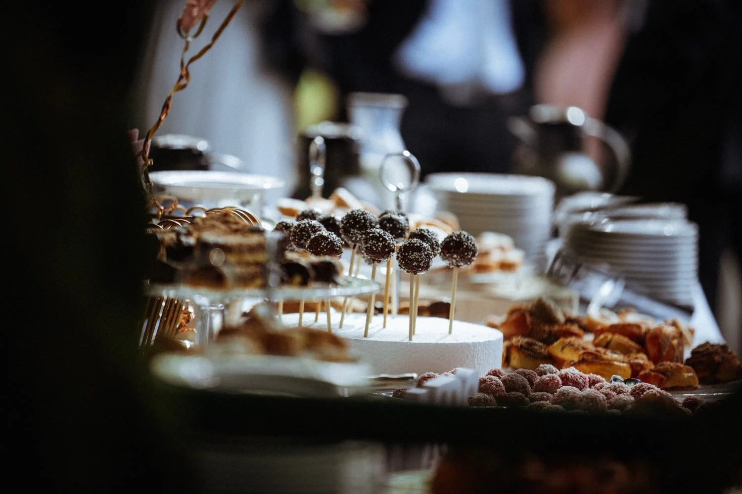 Verschiedene auf einem Buffet servierte Desserts, in darmstadt - pixelfeder