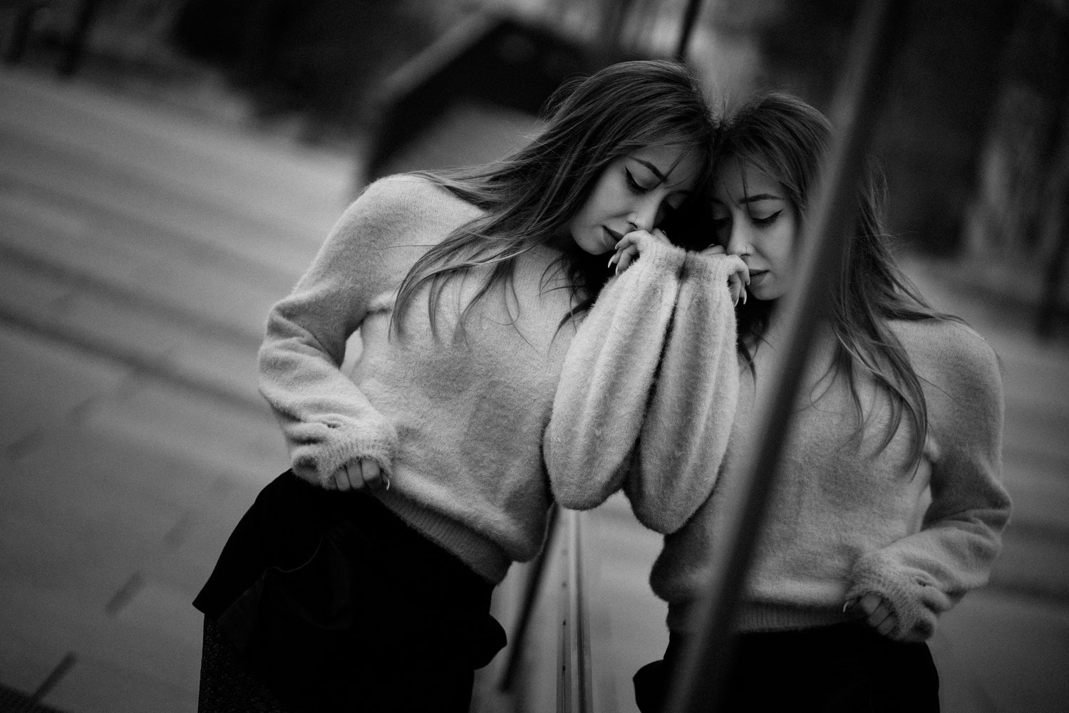 Portrait einer jungen Frau mit kurzem Rock an einem Fenster mit Reflexion – Schwarz-Weiß von pixelfeder