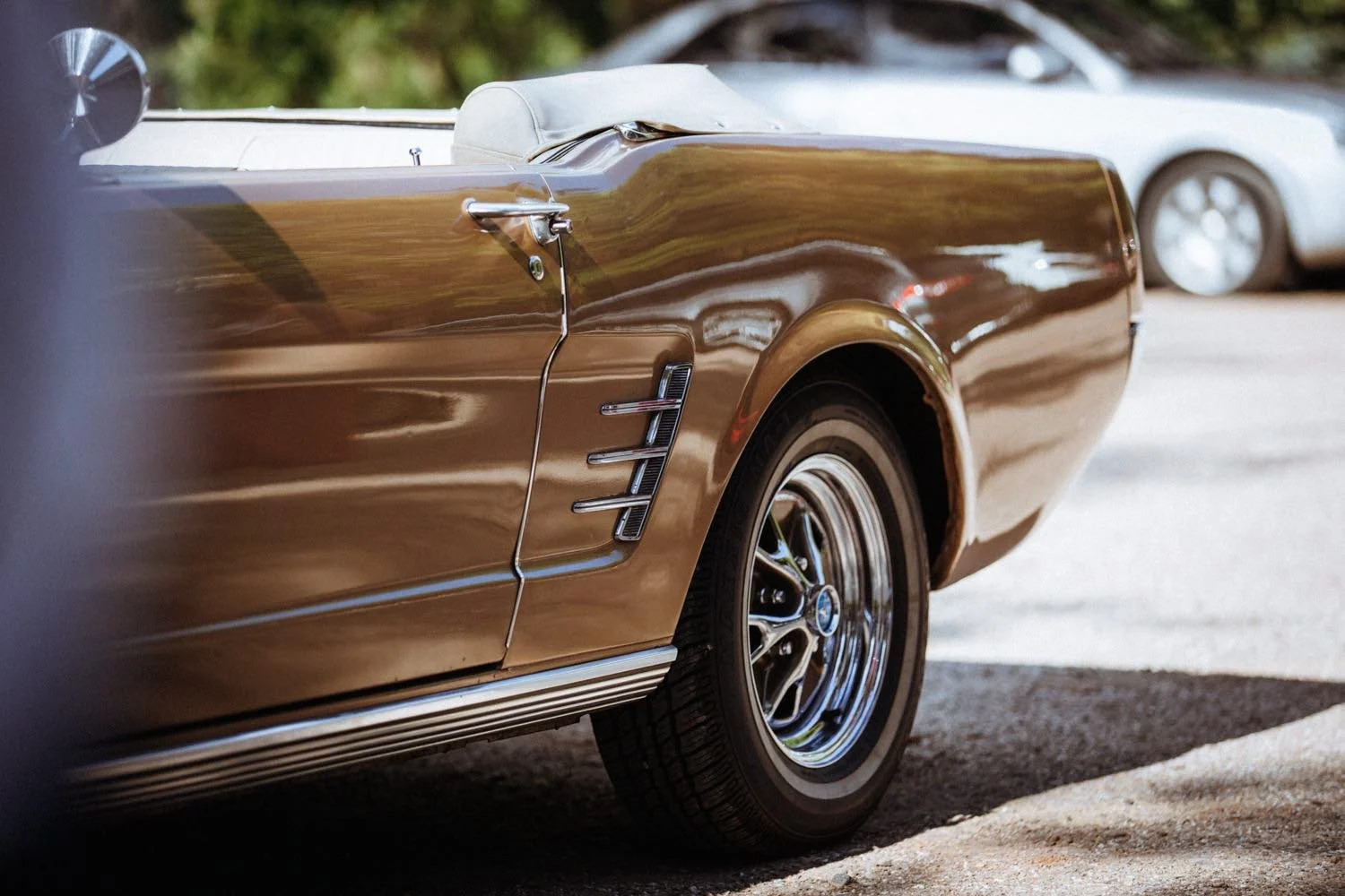 Detail-Aufnahme Ambiente einer Hochzeit auf dem Weingut in in einem Auto in darmstadt – von pixelfeder