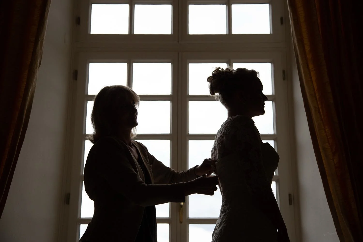 Mutter und Tochter beim Getting Ready einer Hochzeit beim Anziehen in Darmstadt – von pixelfeder