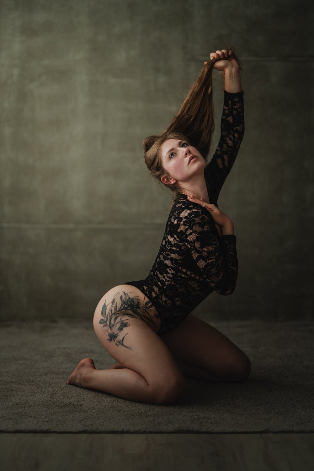 Boudoir Shooting von einer Frau mit dunkelblonden Haaren im Studio auf dem Boden sitzend in Frankfurt – von pixelfeder