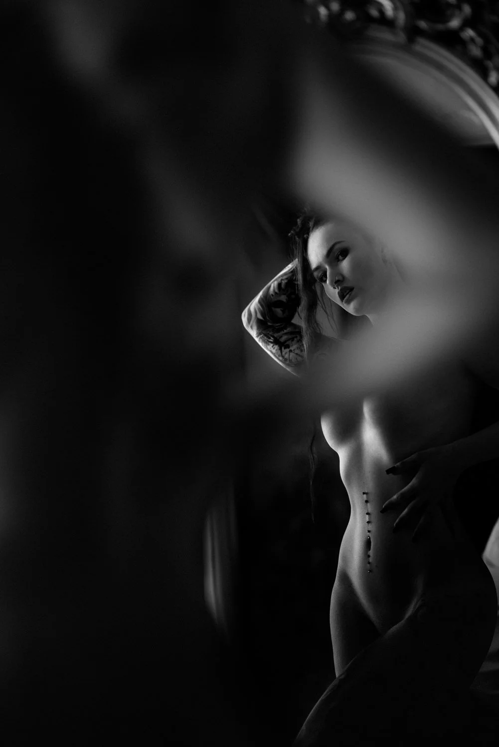 Boudoir Shooting von einer Frau im Studio mit Tattoos in Frankfurt – Schwarz-Weiß von pixelfeder