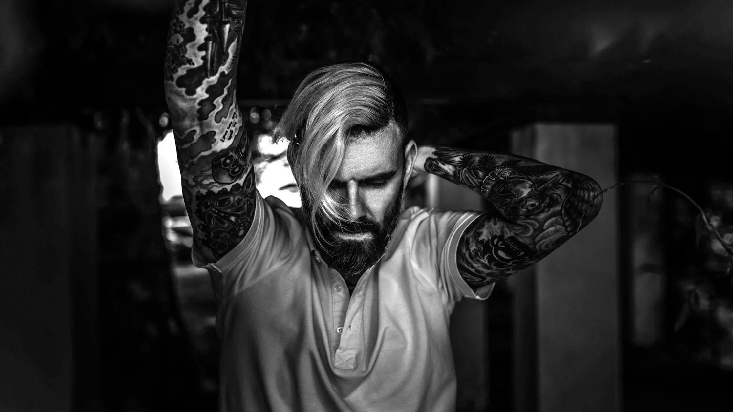 Portrait eines Mannes in der City mit Tattoos mit blick auf dem boden in Frankfurt – Schwarz-Weiß von pixelfeder