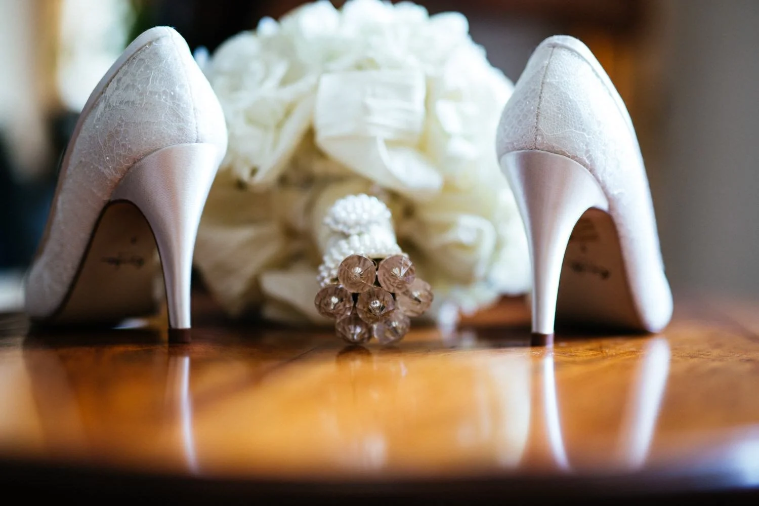 Brautstrauß mit High Heels und mit Hochzeitsschmuck im Schloss mit Holzdeko auf Holz in Darmstadt – von pixelfeder