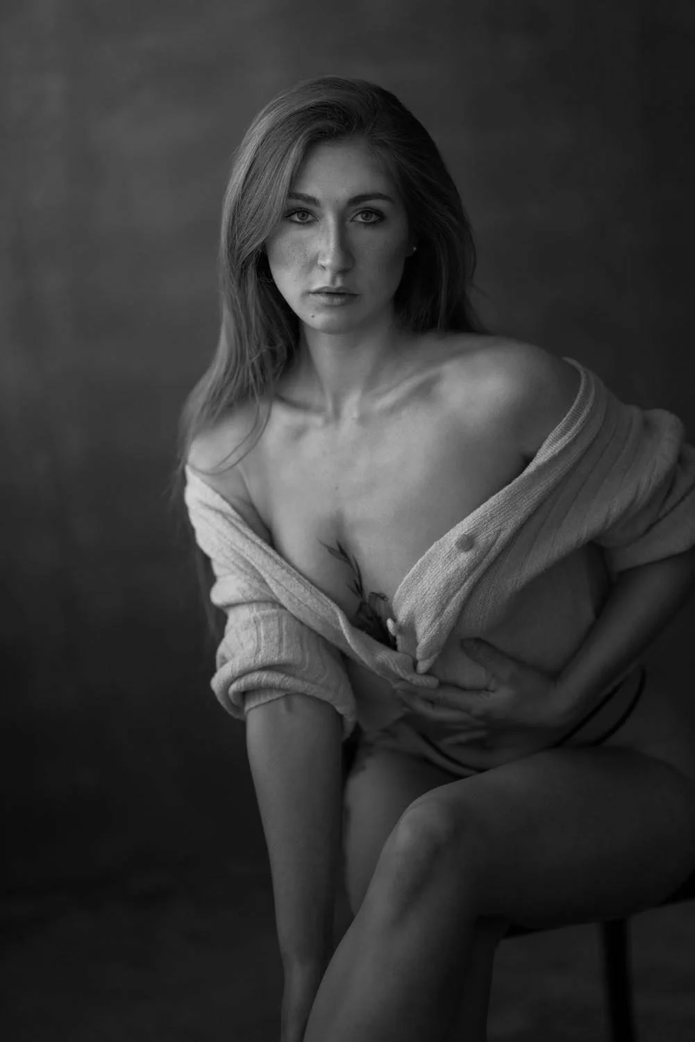 Sinnliches Portrait einer jungen Frau mit dunkelblonden Haaren im Studio in Frankfurt – Schwarz-Weiß von pixelfeder