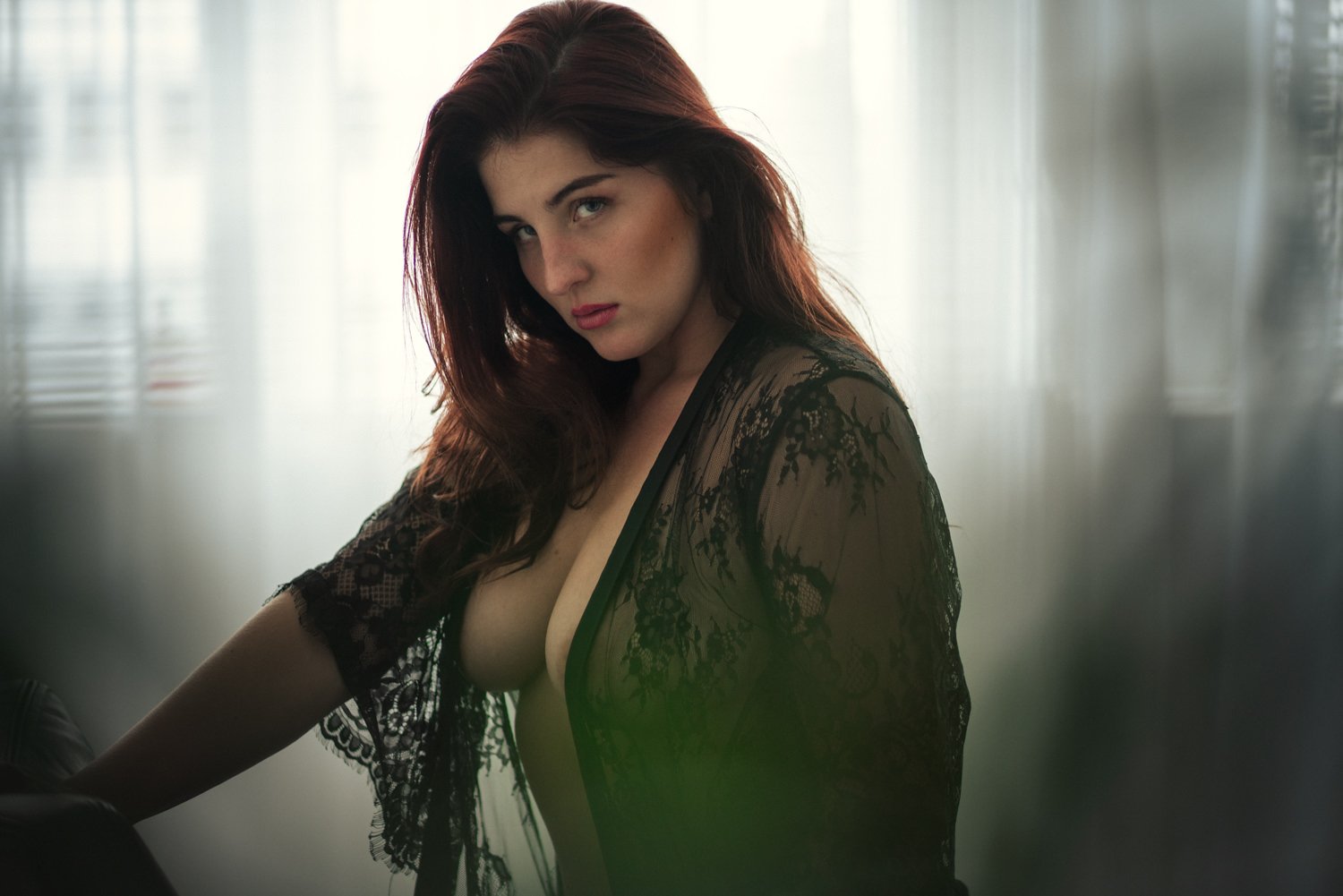 Boudoir Shooting von einer jungen Frau mit langen, roten Haaren in Dessous im Studio in Darmstadt – von pixelfeder