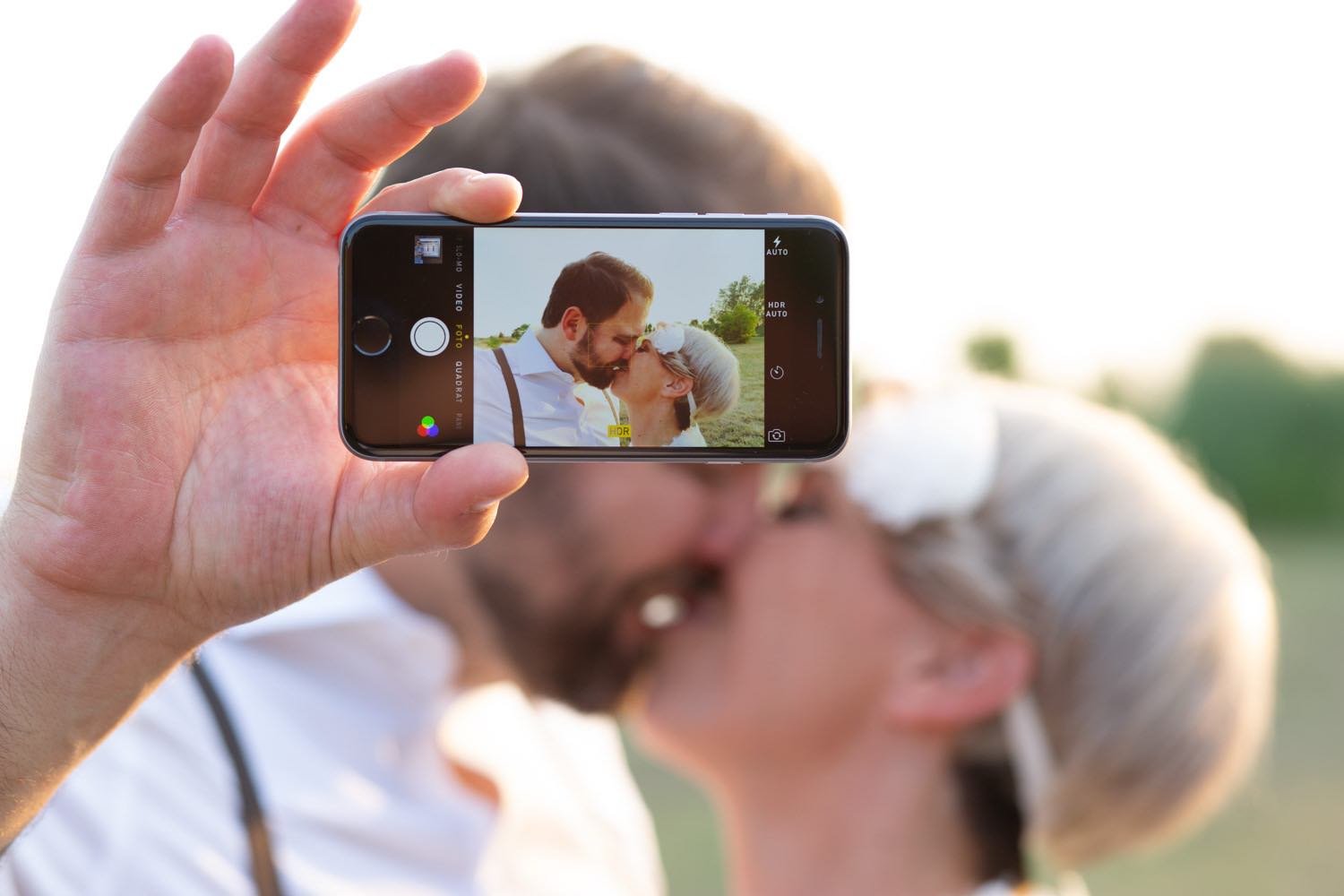 bräutigam macht ein selfie von sich während sie sich küssen in Darmstadt – von pixelfeder