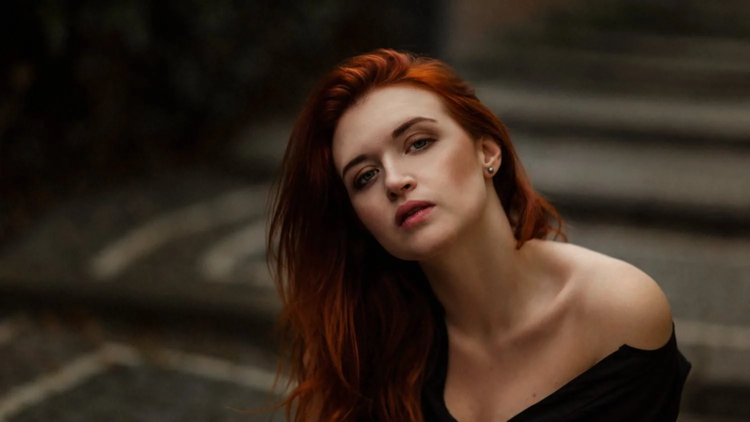 Portrait einer Frau Indoor auf dem Boden sitzend mit geschlossenen Augen auf einer Treppe in Darmstadt – von pixelfeder