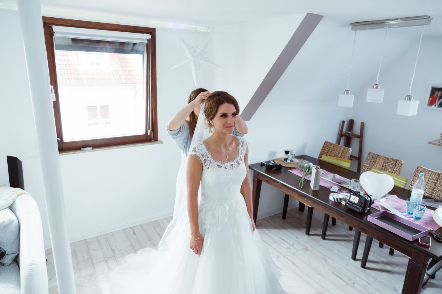 Getting Ready Ambiente der Braut im Brautkleid und mit Spitzendetails mit Dekoration in Darmstadt – von pixelfeder