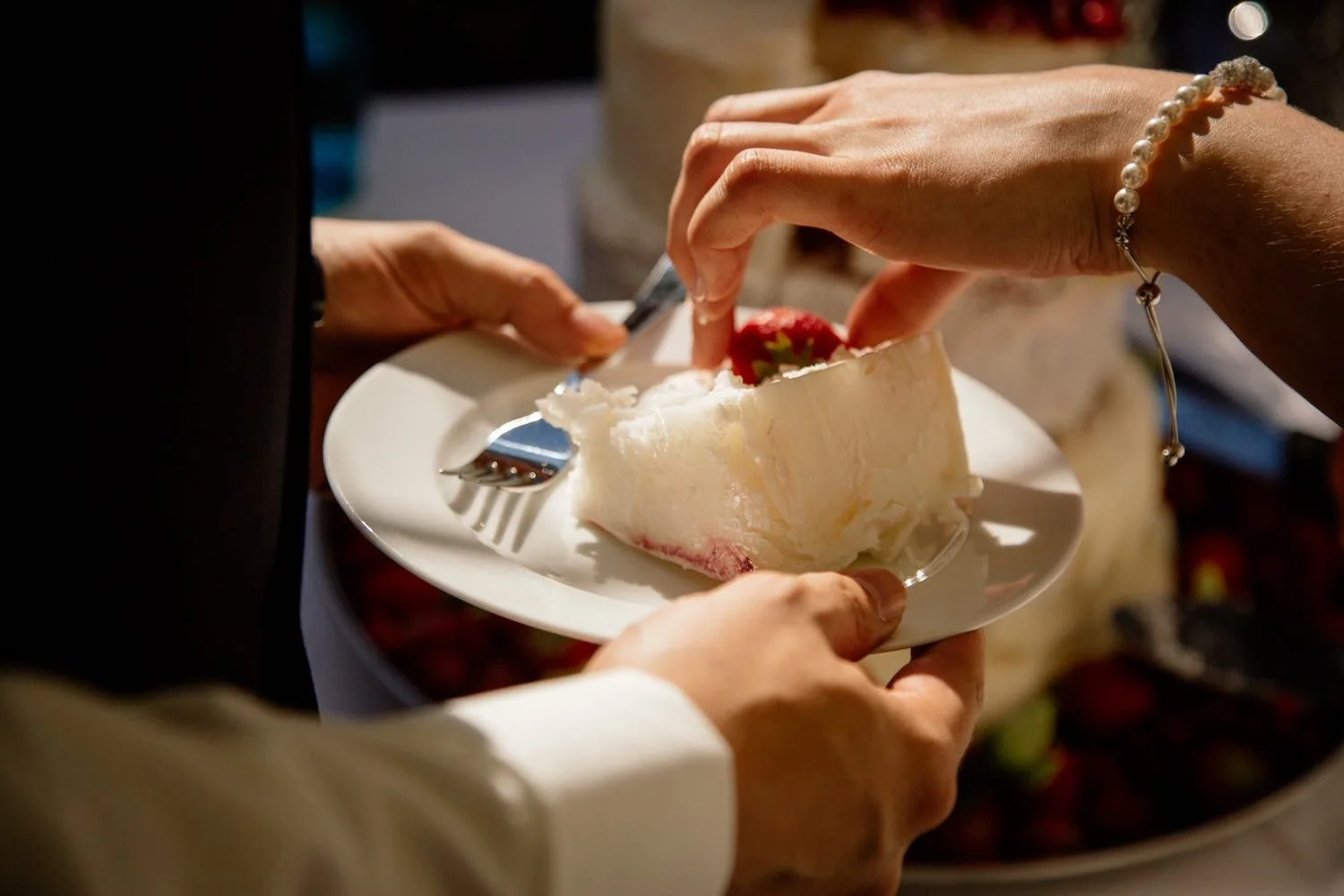 tortenanschnitt bei hochzeit braut und bräutigam - pixelfeder