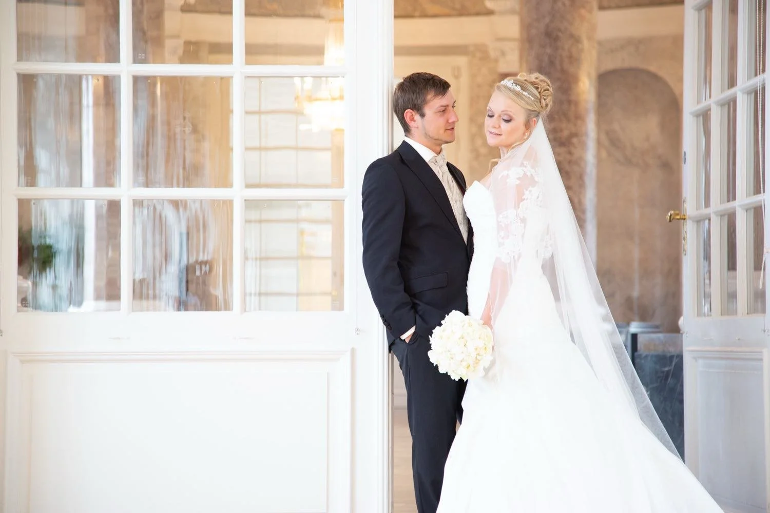 Ein frisch vermähltes Paar steht sich in einem eleganten in Darmstadt – von pixelfeder