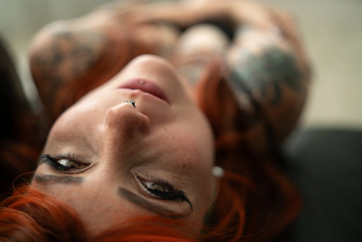 Sinnliches Portrait einer Frau mit langen, glatten, kupferfarbenen Haaren im Studio mit Tattoos in Frankfurt – von pixelfeder