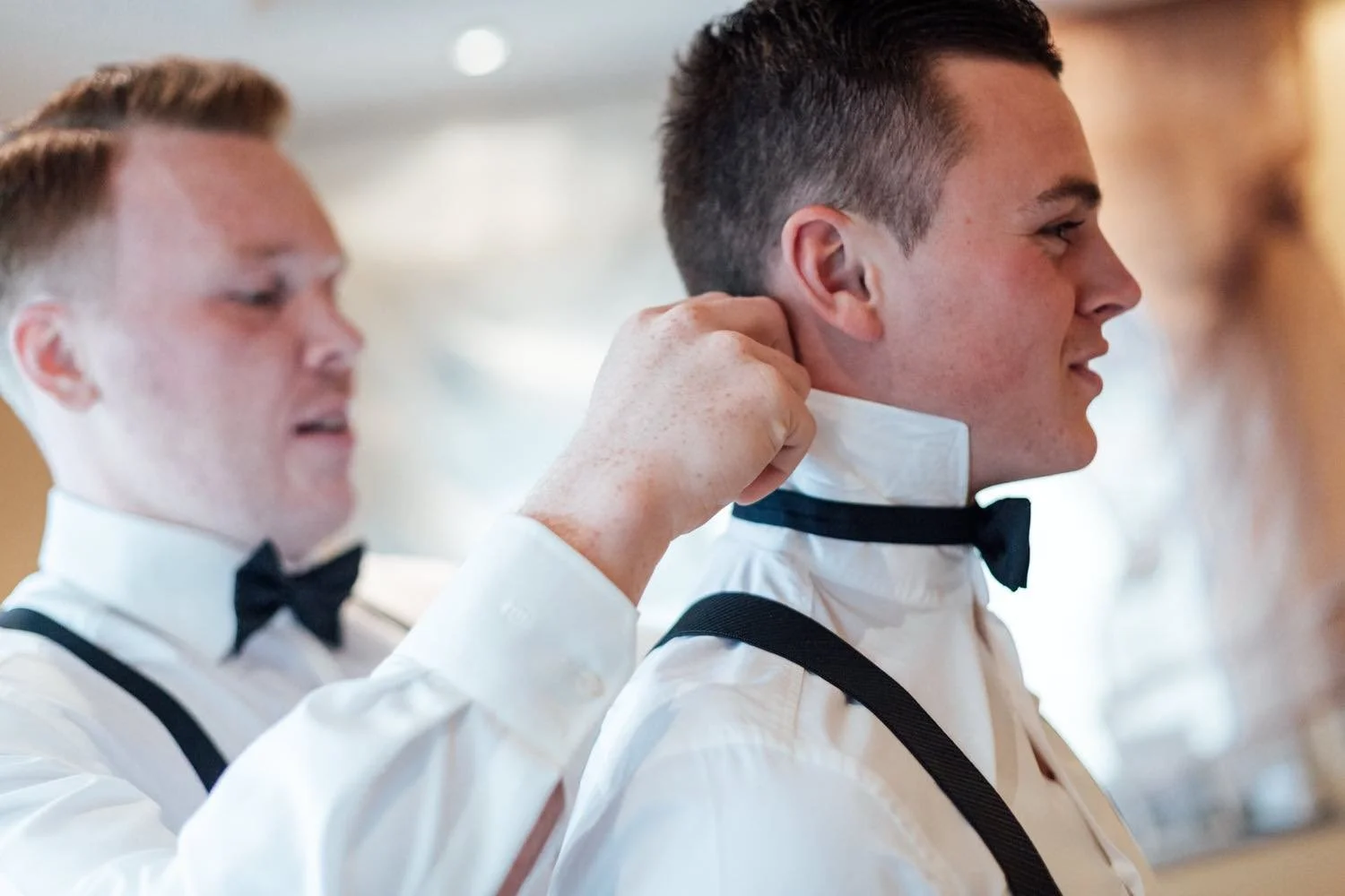 Getting Ready des Bräutigams im Smoking und mit Fliege beim Anziehen in Darmstadt – von pixelfeder