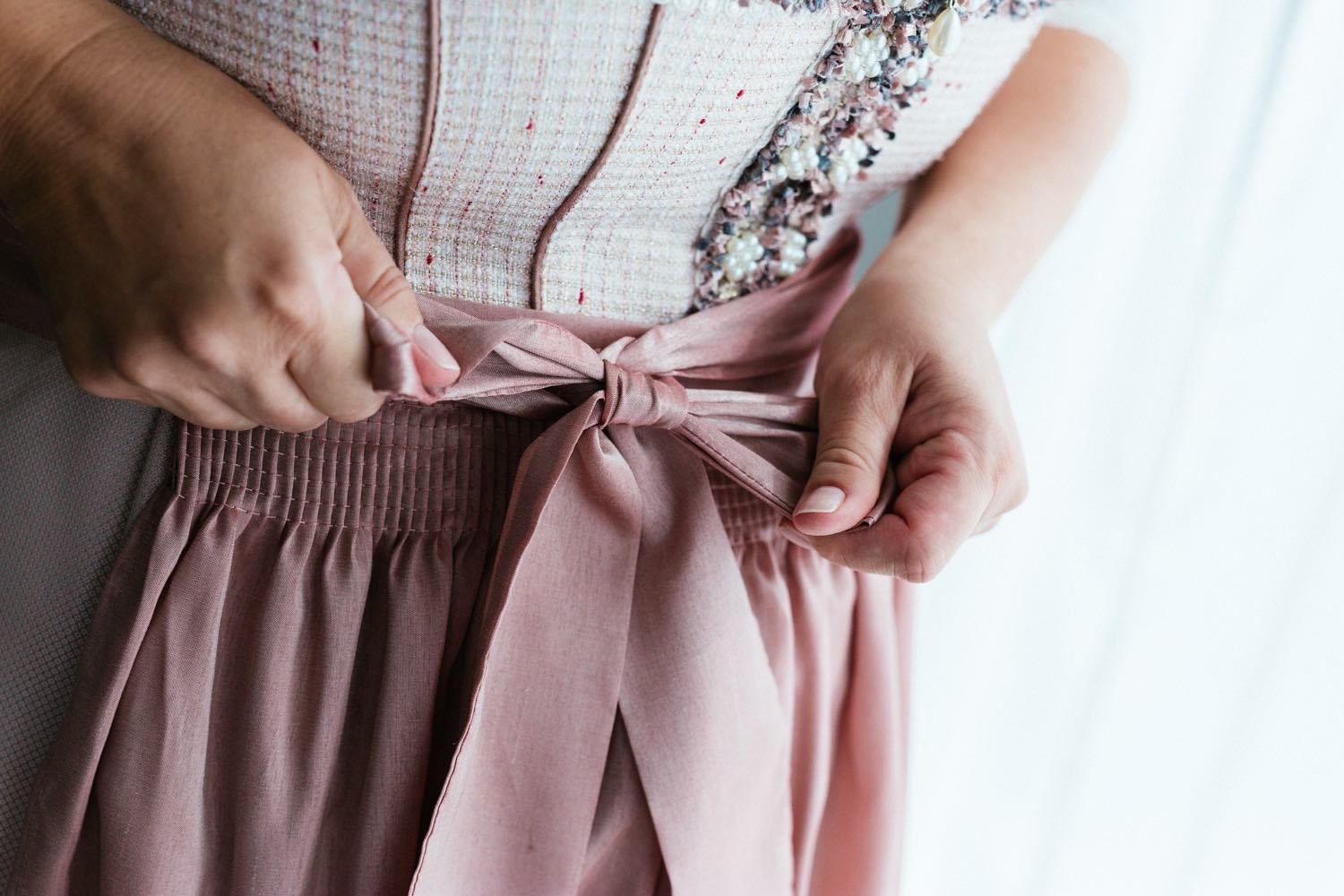 Nahaufnahme getting ready Brautkleid in Darmstadt – von pixelfeder