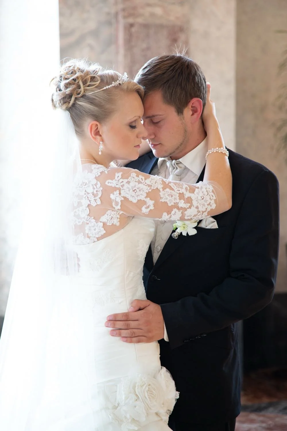 Ein Brautpaar küsst sich innig bei ihrer Hochzeit in Darmstadt – von pixelfeder