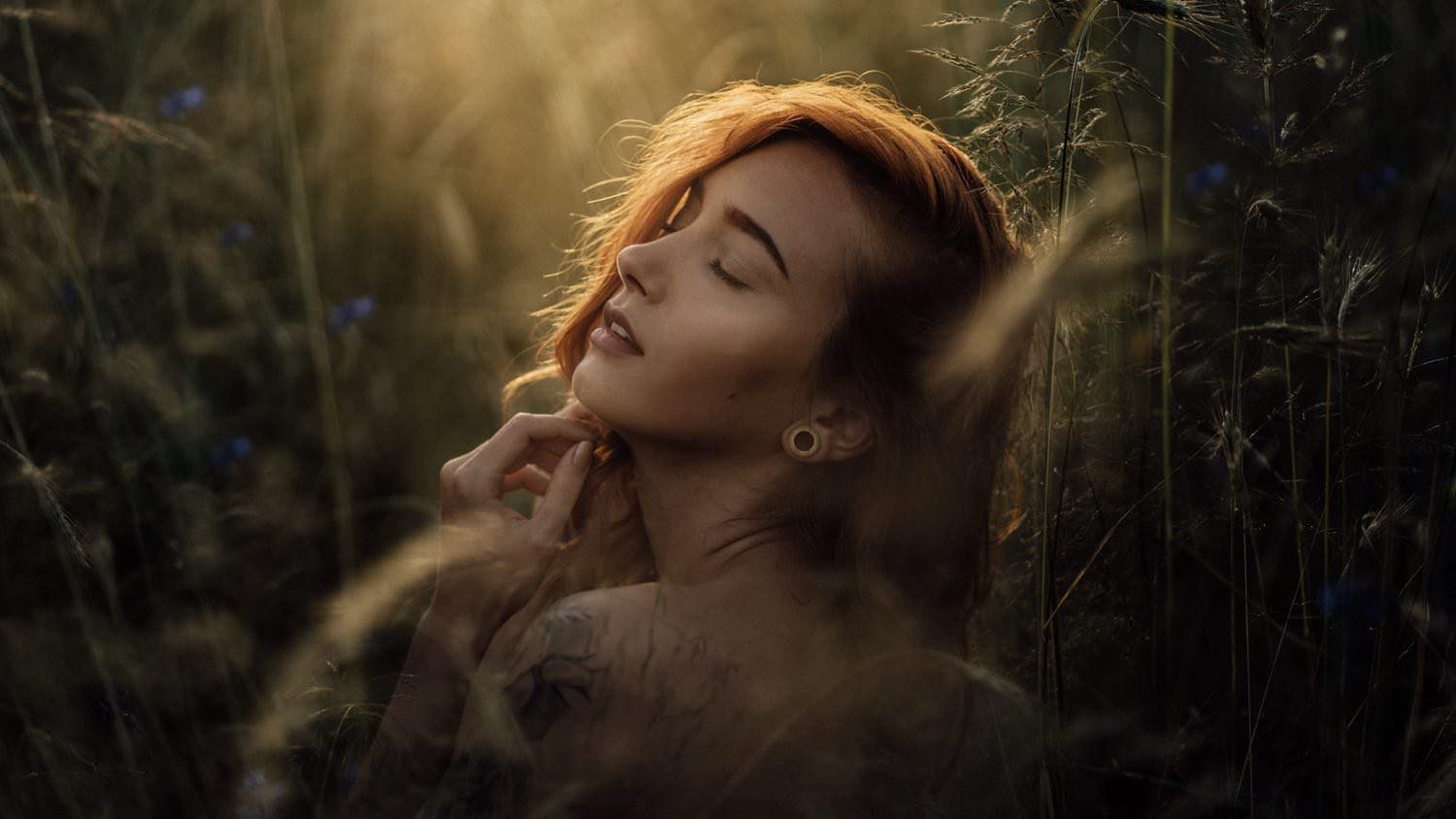 Portrait einer Frau Outdoor bei Sonnenuntergang im Feld mit geschlossenen Augen stehend in Darmstadt – von pixelfeder