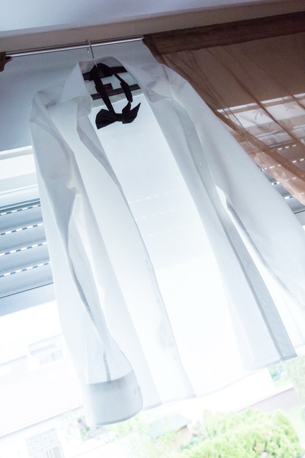 Close-Up Getting Ready – Hemd mit Fliege in Darmstadt – von pixelfeder