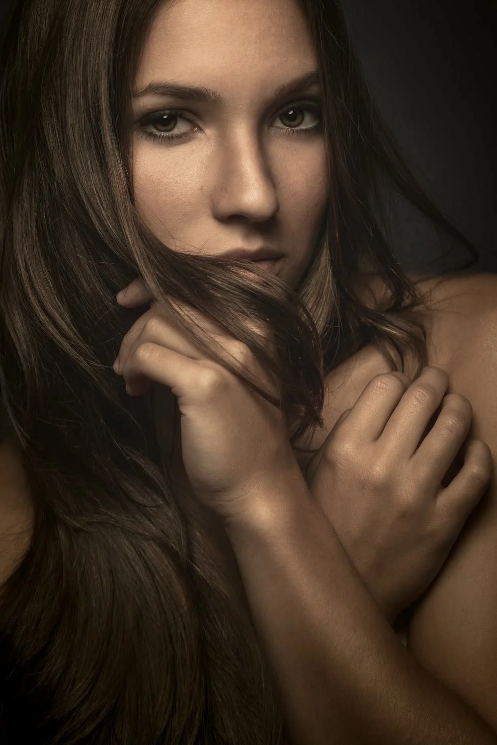 Close-Up Portrait von einer Frau mit braunen Haaren im Studio mit Blick in die Kamera in Darmstadt – von pixelfeder