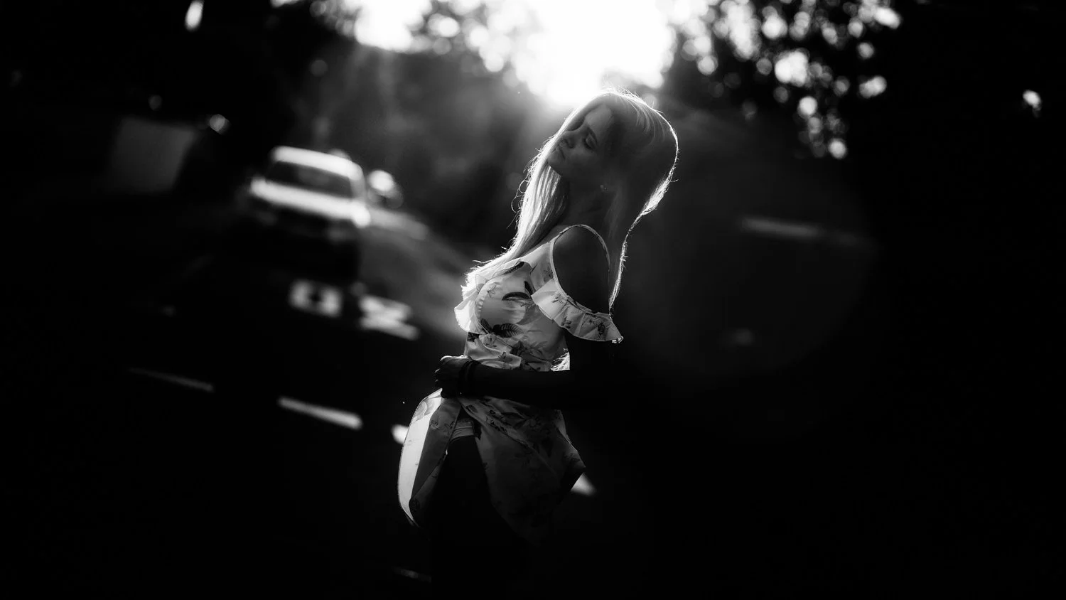 Portrait einer jungen Frau mit langen Haaren in der city mit in Darmstadt – Schwarz-Weiß von pixelfeder