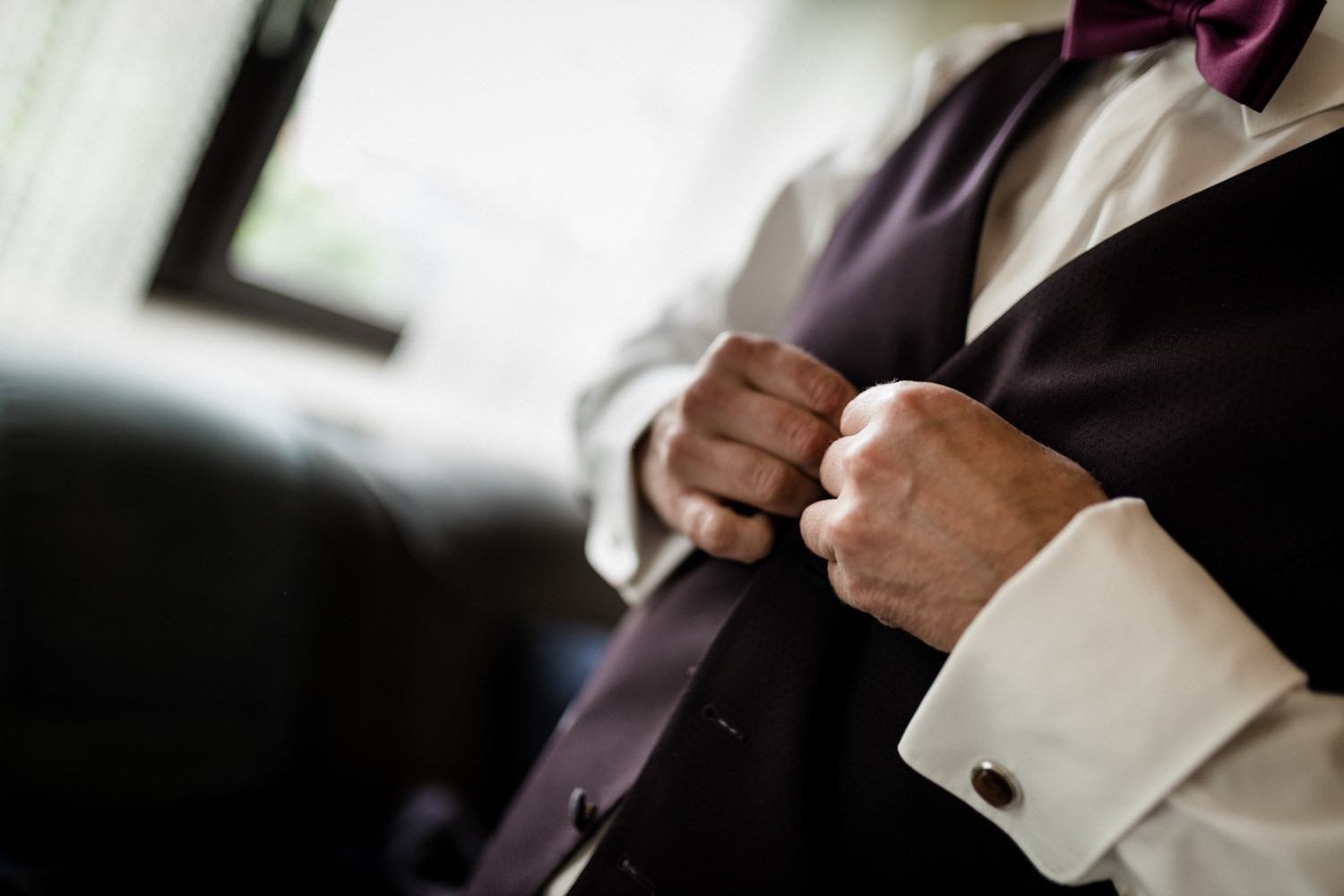 Close-Up des Bräutigams im Hemd und mit Manschettenknöpfen beim Anziehen in Darmstadt – von pixelfeder