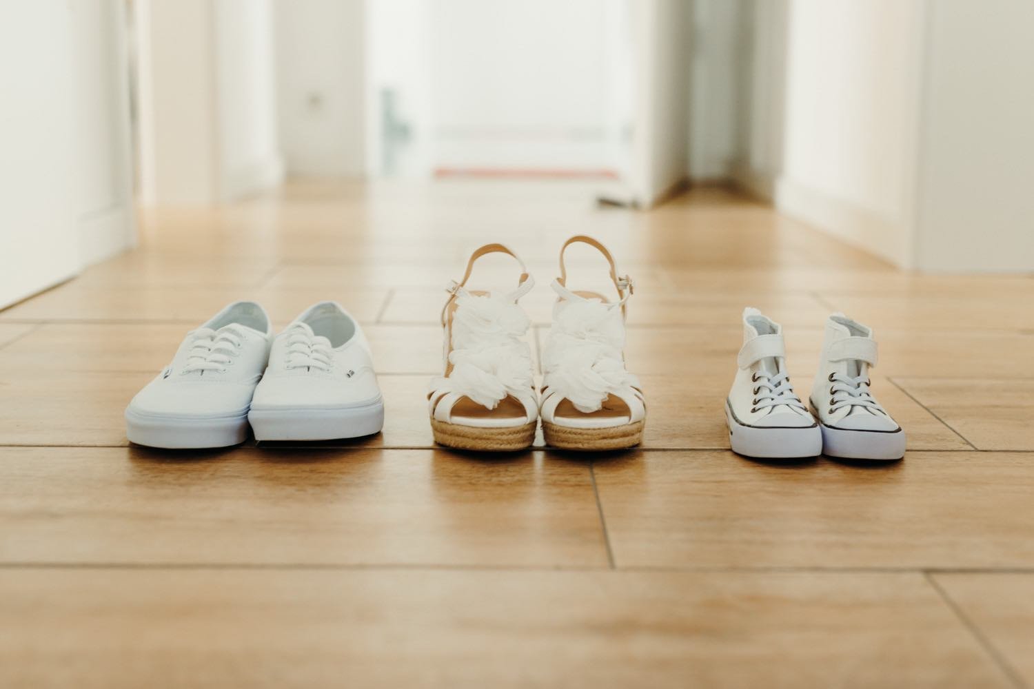 Sneakern und Hochzeitsschuhe mit Holzdeko auf Holzboden in Darmstadt – von pixelfeder