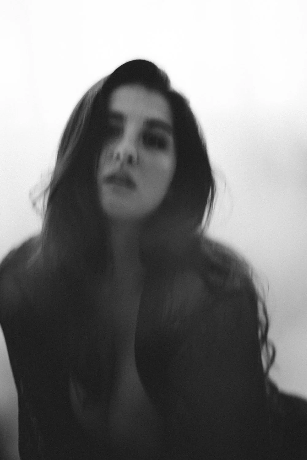 Portrait einer Frau mit langen Haaren in einem Spitzenbody im Studio mit Blick in die Kamera – Schwarz-Weiß von pixelfeder